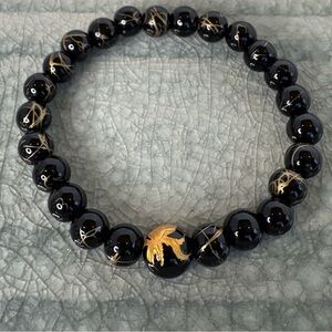 💰 𝕊 𝕠 𝕝 𝕕 💰 Hand Crafted Agate & Onyx Gold Carved Stretch Bracelet 6.5” NWT